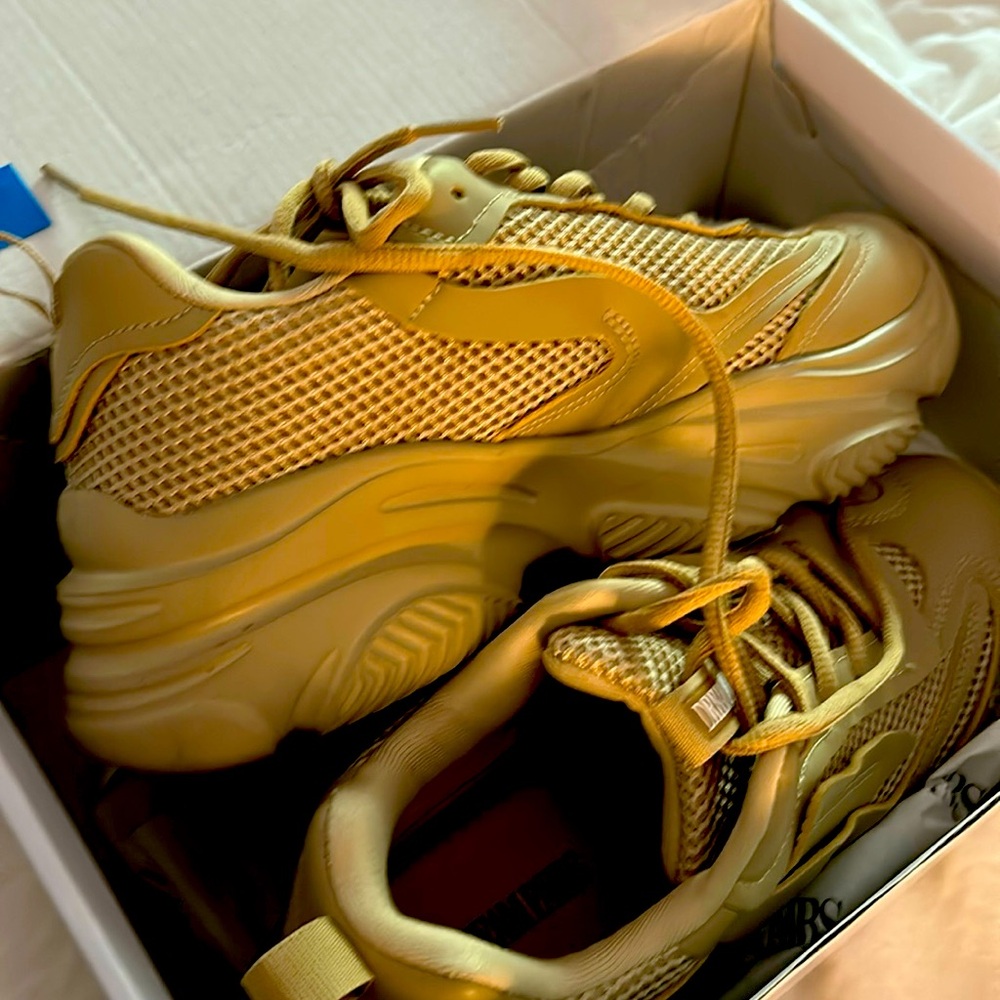 New hill sneakers beige in the box
